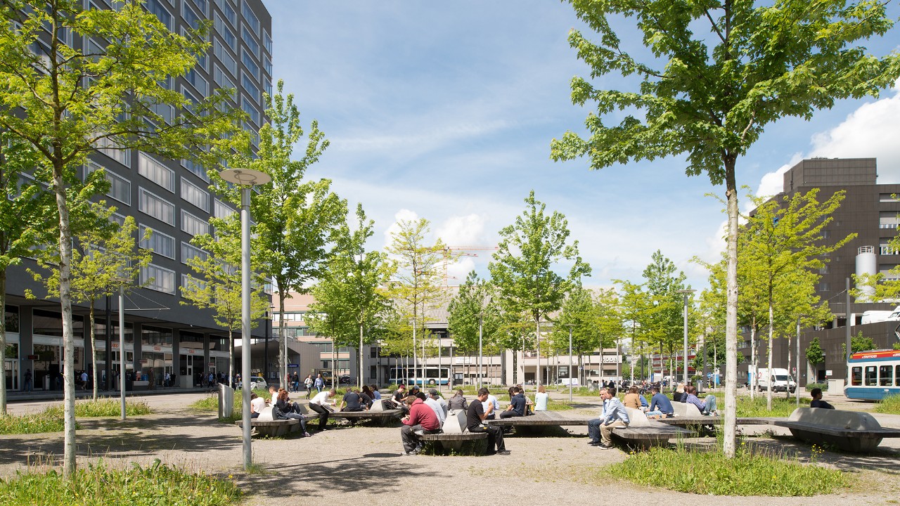 Am Vulkanplatz kann das Regenwasser im Boden versickern und so die Umgebung kühlen. Bild: Amt für Städtebau Zürich